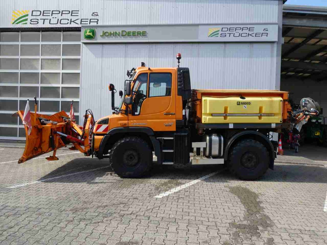 Mercedes-Benz Unimog U318 mit Schild+Streuer gebraucht Baujahr 2014 – Produktbild 2