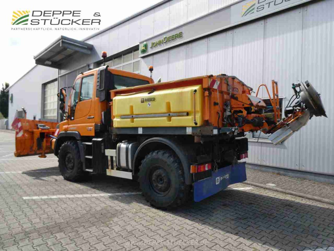 Mercedes-Benz Unimog U318 mit Schild+Streuer gebraucht Baujahr 2014 – Produktbild 4
