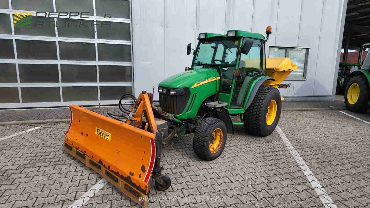 John Deere 4520 mit Anbaugeräten gebraucht Baujahr 2005 – Produktbild 1
