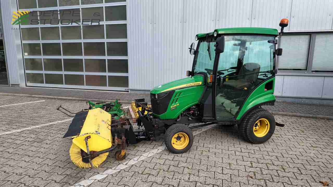 John Deere 1026R mit Anbaugeräten gebraucht Baujahr 2012 – Produktbild 3